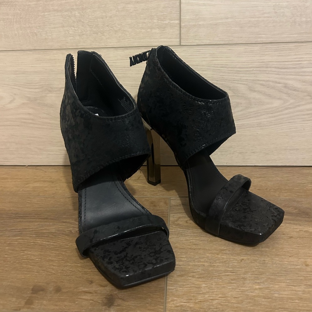 NWOB Women’s DKNY Dava Sandals Black Size 6M Trackten